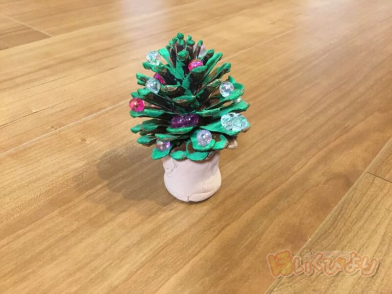 小さくて可愛い「松ぼっくりツリー」の作り方とクリスマスを彩るアレンジ3選。Craftie Style