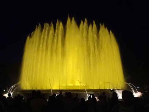 スペイン🇪🇸 バルセロナ モンジュイックの噴水ショー カタルーニャ美術館の正面にある マジカ噴水で行われる噴水ショ