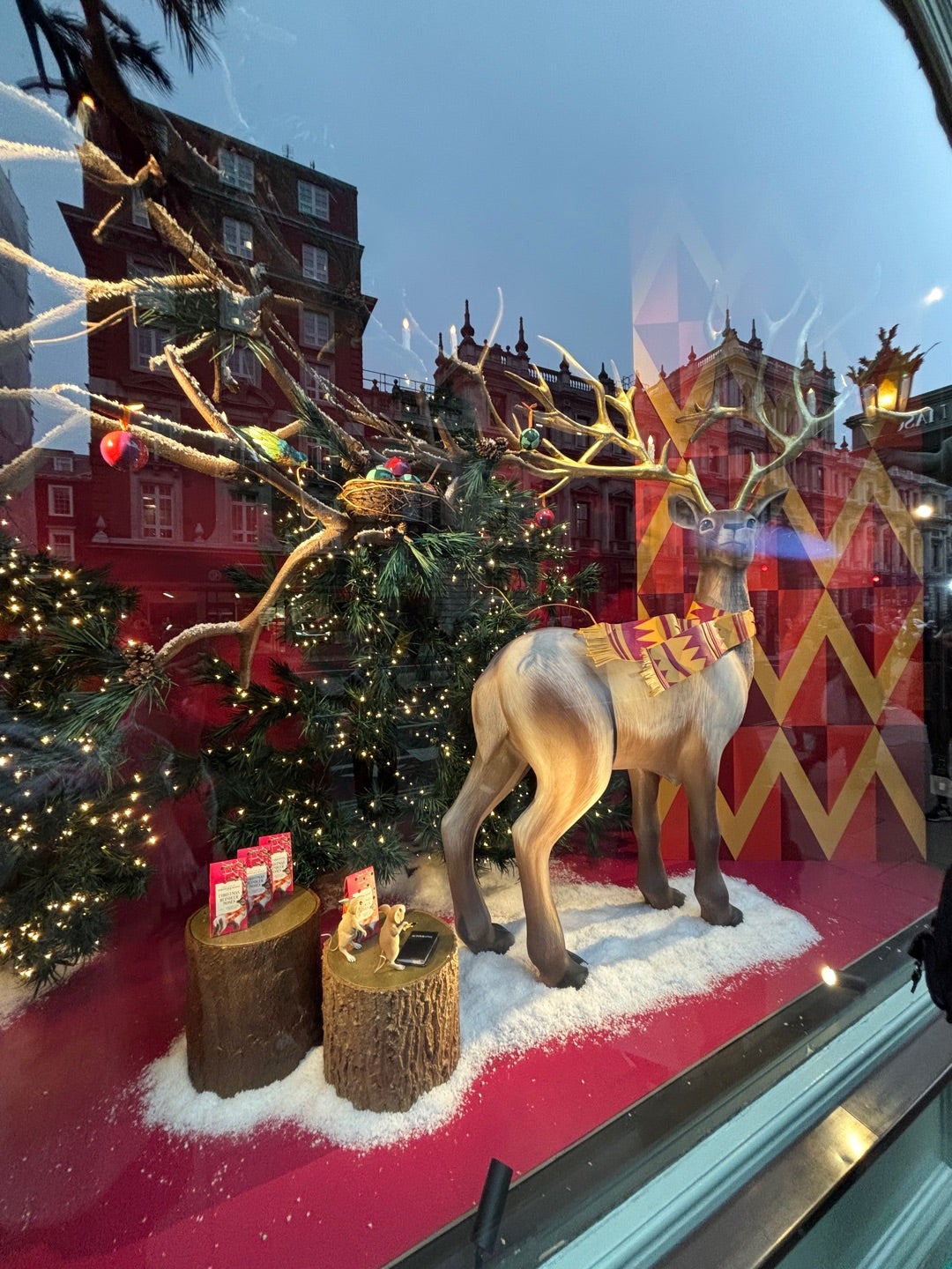 ショーウィンドウに並ぶクリスマスツリーとプレゼントの無料のAI画像素材 - ID.83180フリー素材 ぱくたそ