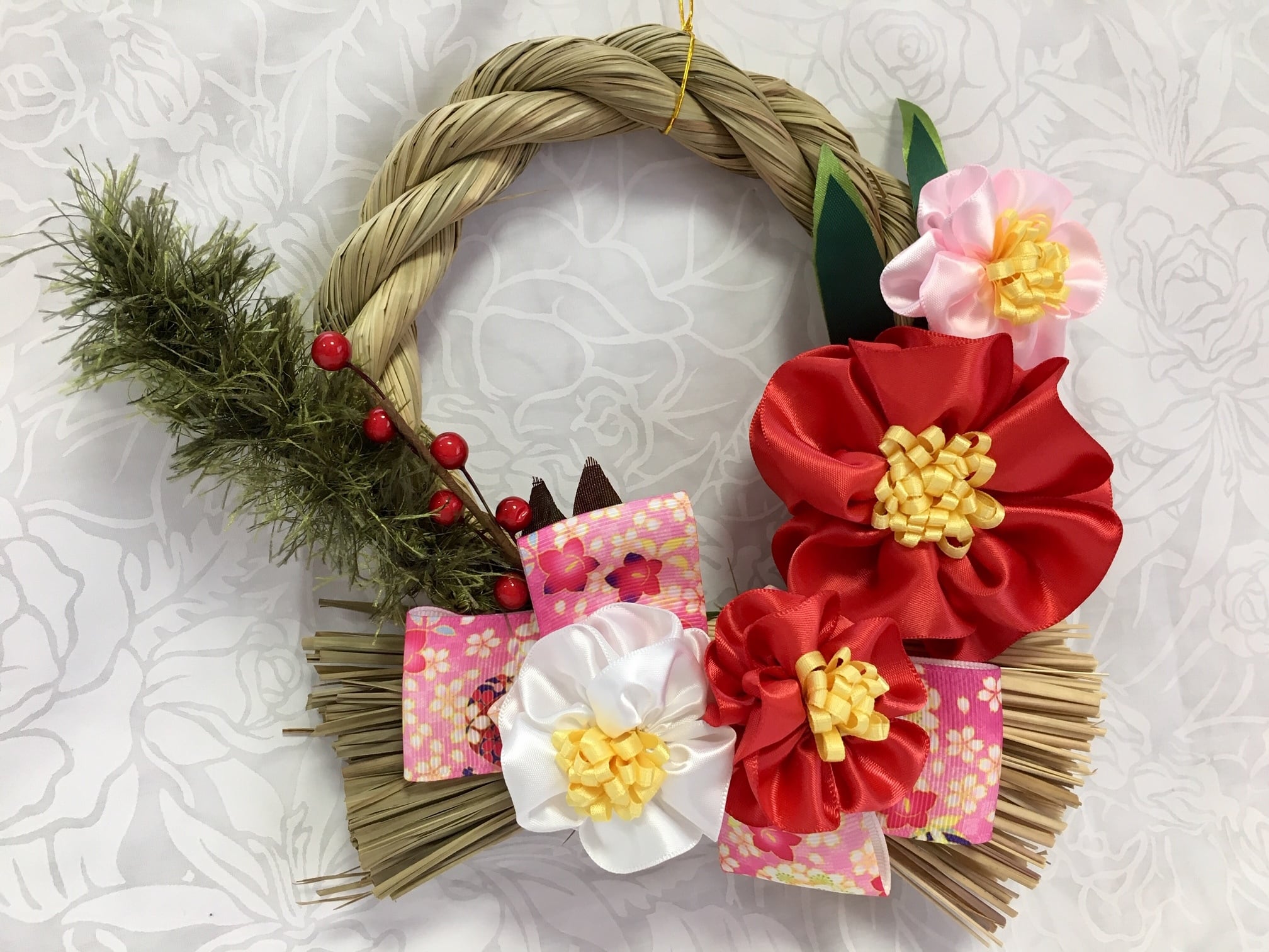 お正月工作!松ぼっくりを使ったお正月リースの作り方 - できルンです