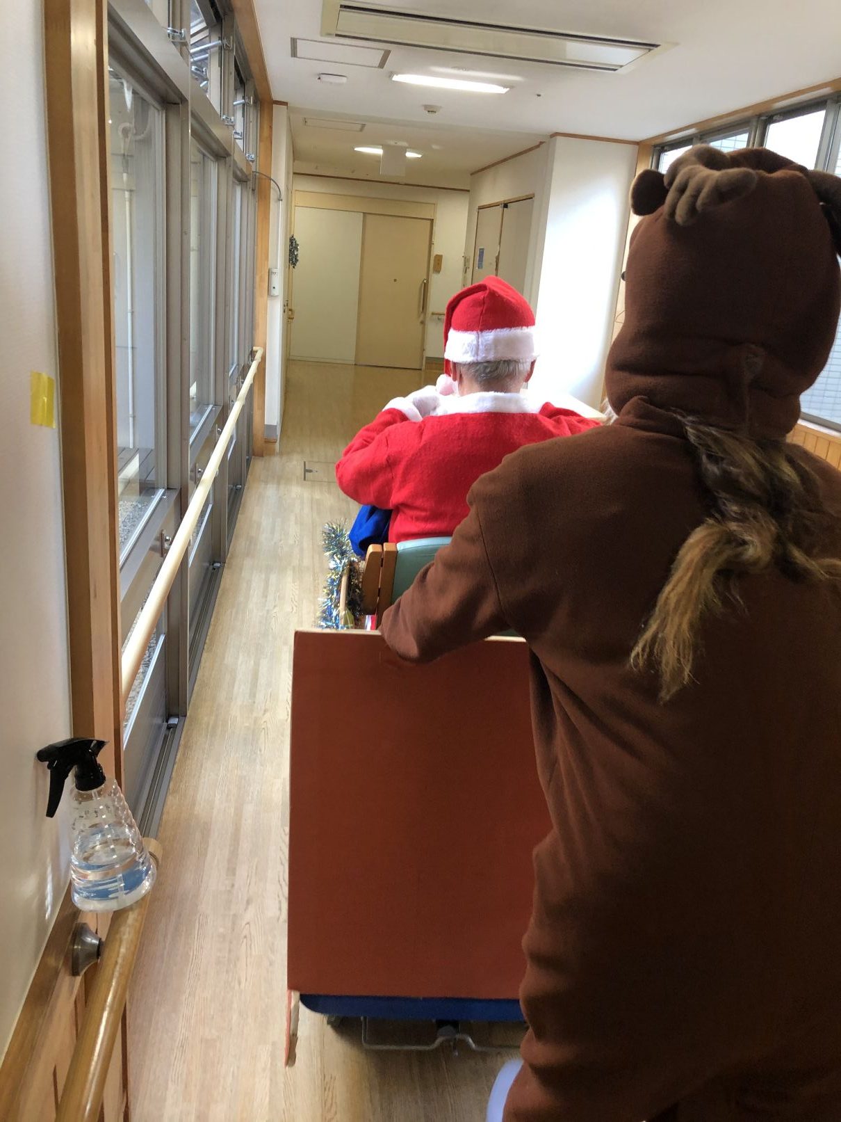 ダンボ－ル倶楽部 クリスマスディスプレイ装飾に段ボール製トナカイとソリ！ - BMB