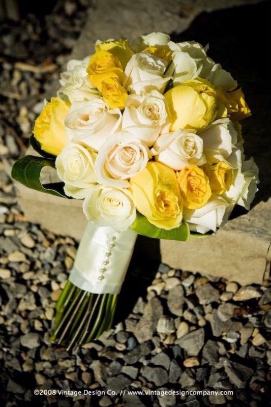 白いバラと黄色のミニバラナチュラルクラッチブーケウェディングブーケ.jp