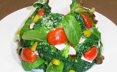 いいね！や作ってみたいと思ったら コメント欄に「🎄」してね🥰 本日はとってもかわいい食べられるツリーをご紹介🎄💕 クラッカーにポテトサラダを乗せるだけの簡単レシピ！Oisixで販売している「具材を加えて！ポテトサラダ」を使用すると便利です✨ カラフルなパプリカ