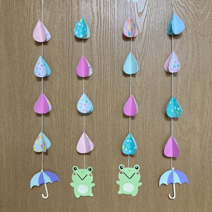 雨のしずくと傘のガーランド 梅雨