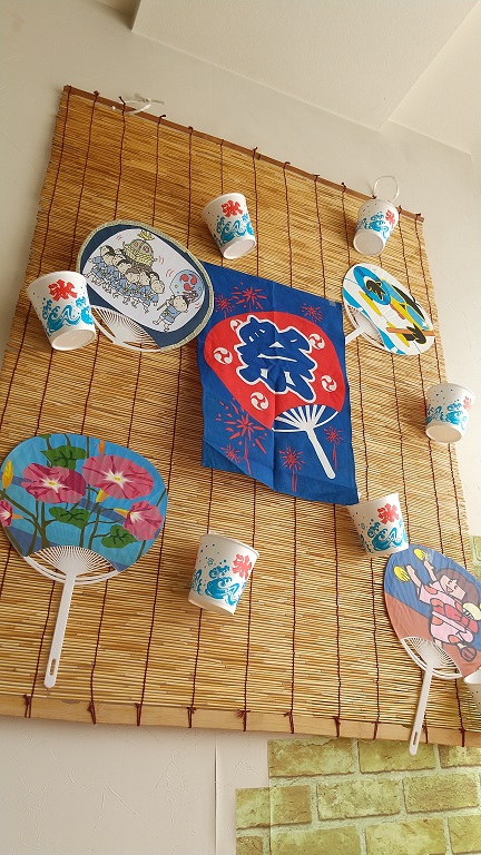 壁面飾り工房本店 壁面装飾・パネルシアター・ペープサート・型紙・知育・保育・介護商品の販売☆壁面飾り工房 横200cm 「孫と一緒に夏祭り！」夏介護施設 デイサービス 老人ホーム 高齢者 壁面装飾 型紙 製作 介護福祉士☆