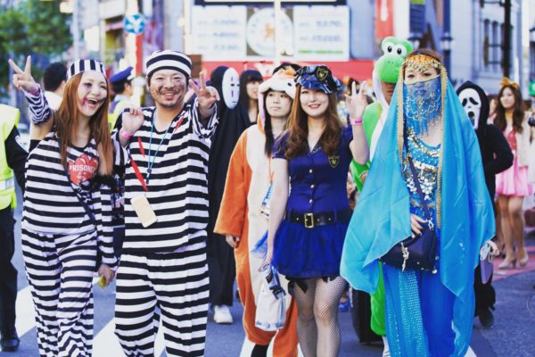 ドラキュラのマント〜2つの材料で作る仮装アイテム〜保育と遊びのプラットフォーム ほいくる