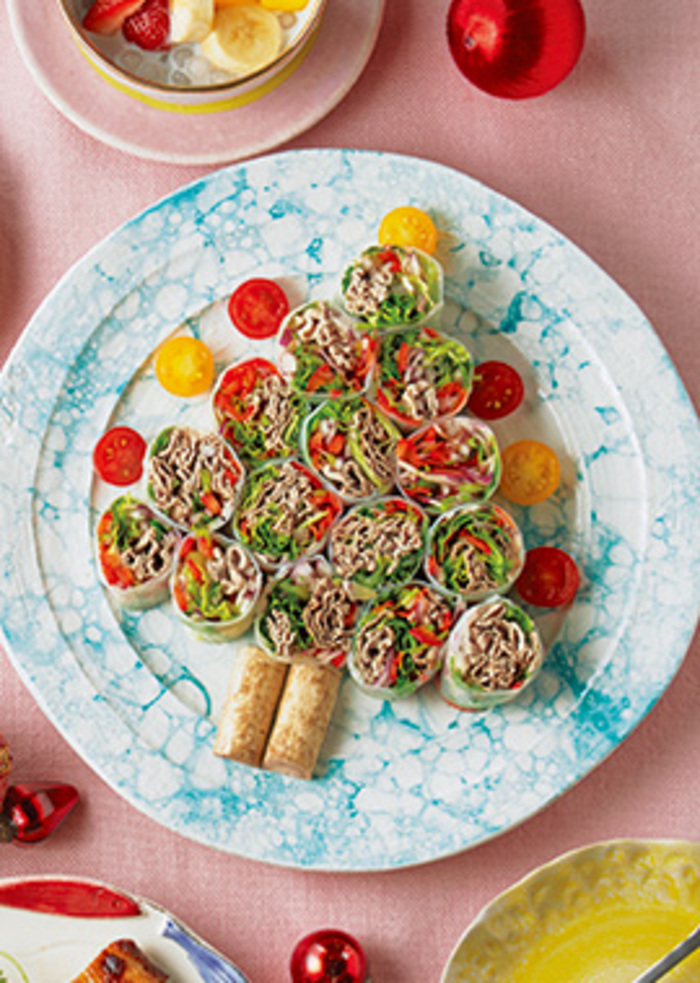 晩ごはん おにぎりクリスマス🎄 おかずは唐揚げと 揚げるだけの海老フライ。 2人分をワンプレートにしました！ 栄養バランス的にいかがなものか・と思い、こどもこんぽたプラス😅💓 こどもこんぽたもクリスマス仕様です🌽 @bebeco___official さんで プレゼント