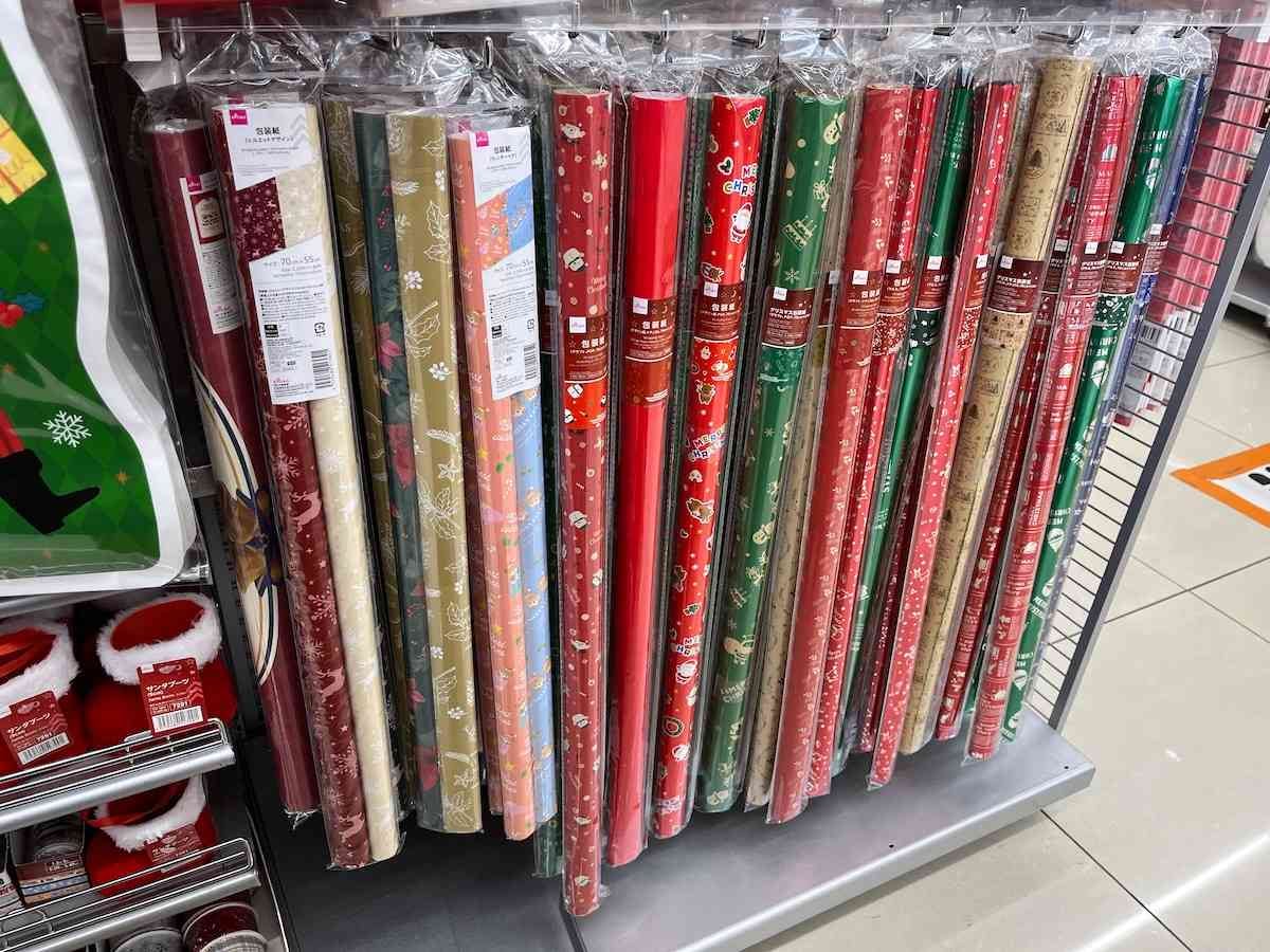 ダイソーのクリスマスラッピング袋やボックス、ブーツがかわいい