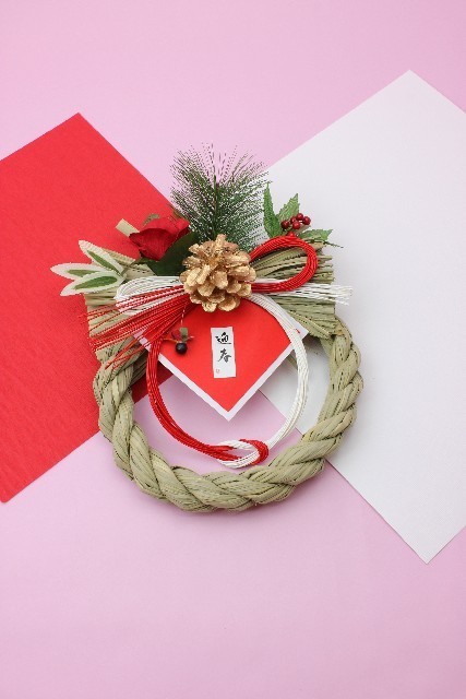 水引リースご紹介 作品ナンバー9 ご注文内容 ・水引き個数90〜100個 ・正方形の白色額 40×40cm※額の追加料金あり ・背景白色 ・リース型 お写真ありお写真ありの水引リースは、 「Happy Wedding」などのメッセージを書いてお手元にお届け、 ご自身でお写真に入れ替え