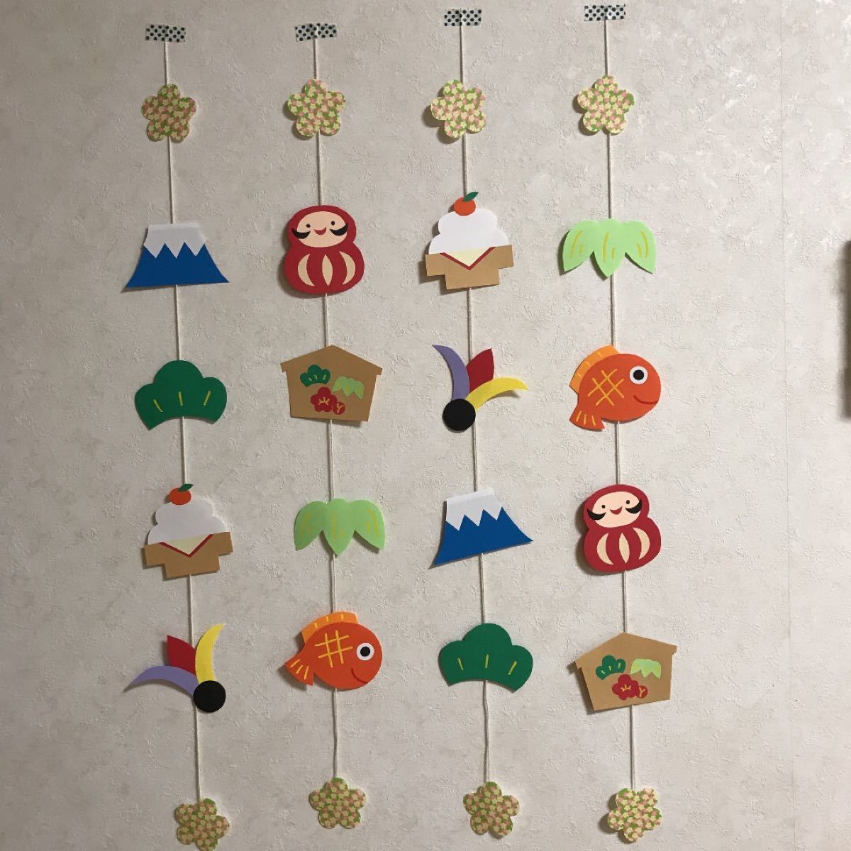 1月吊るし飾り🎍 保育 保育士 保育室 幼稚園 幼稚園教諭 保育室飾り 製作 保育園 1月壁面 1月飾り 吊るし飾り 壁面飾り壁面製作 保育士さんと繋がりたい 正月飾り 正月飾り手作り 手作り飾り 画用紙製作 画用紙飾り 折り紙 幼児クラス 年少さん 年中さん 年長さん 3