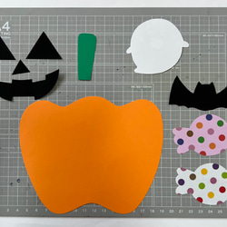 🖤無料の型紙をダウンロードして楽しく作ろう！🖤 いつも投稿を見ていただきありがとうございます！👻🖤👻 今年のハロウィン パーティーにどんなケーキがいいかな〜と考えていた時に、ふと「ハロウィンケーキの壁面飾りがない！」って思って、作っちゃいました