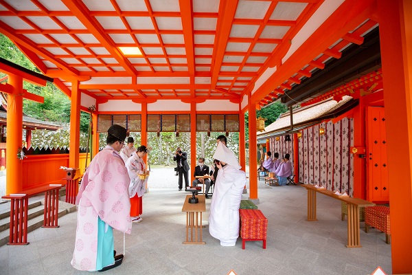 全国のカップルが注目 京都社寺での結婚式なぜ人気 - 日本経済新聞