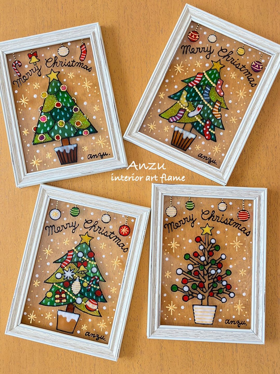 🍁かえで組🍁 ステンドグラス作りをしました🎄ツリーや星クリスマスにちなんだ枠の中にカラフルなセロハンをペタペタうす〜いセロハンを優しく広げながら皆んな頑張って作ってくれました🙆‍♀️ 窓に飾ると時間帯によって見え方が違ったり、外からも見えてたり、色んな