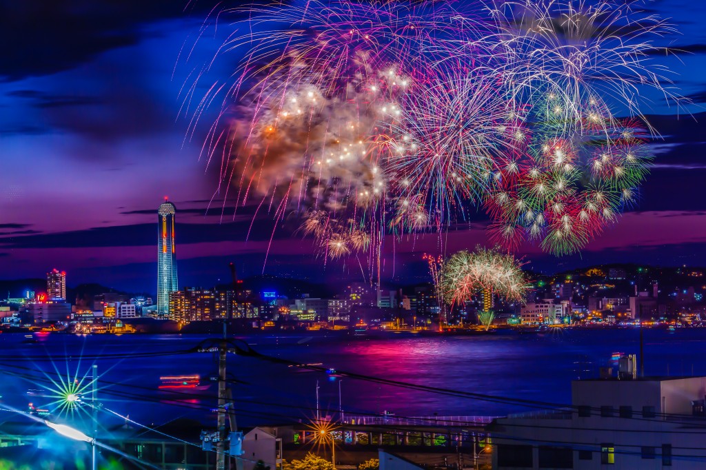 関門海峡花火大会海峡の両岸から15000発の花火が打ち上がる 西日本屈指の花火大会 門司たびらい