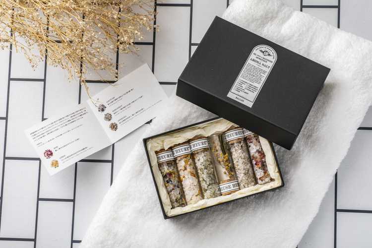 プレゼント交換を盛り上げる方法や曲を紹介！少人数 3〜4人 で楽しむコツもカフェ日和