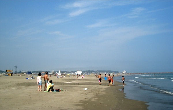 戸田にある小舟ヶ浜 ここの海はエメラルドグリーンで美しい そこに立つ諸口神社の鳥居の赤が映えるんです。 富士山が見えればなお最高！ 絶景です。富士山mtfujifujisanfuji静岡沼津戸田戸田漁港諸口神社小舟ヶ浜御浜海水浴場海岸海富士山
