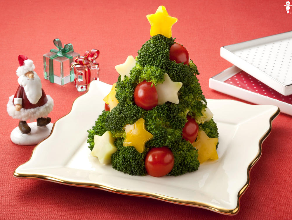 クロワッサンのツリーサラダ」 クロワッサンを使った、簡単なツリーサラダです🎄 半分にしたクロワッサンをさらに三等分にして、 ポテトサラダをサンドしました🥪ブロッコリーやパプリカで飾り付けするとかわいいです✨ サンドするものはポテサラやたまご等アレンジOK