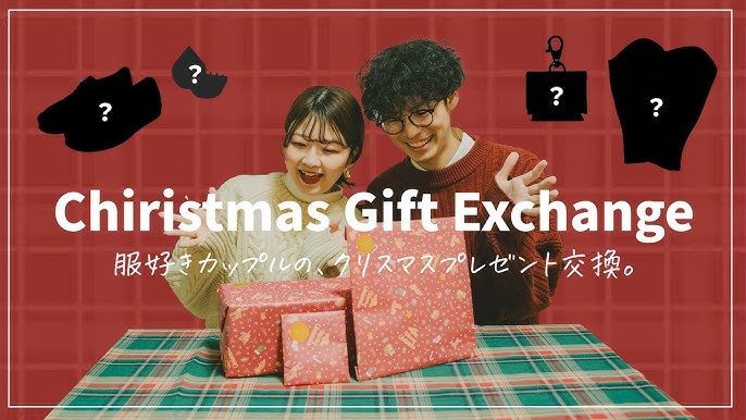 クリスマスツリーとカップルのプレゼント交換の写真・画像素材-Snapmart スナップマート