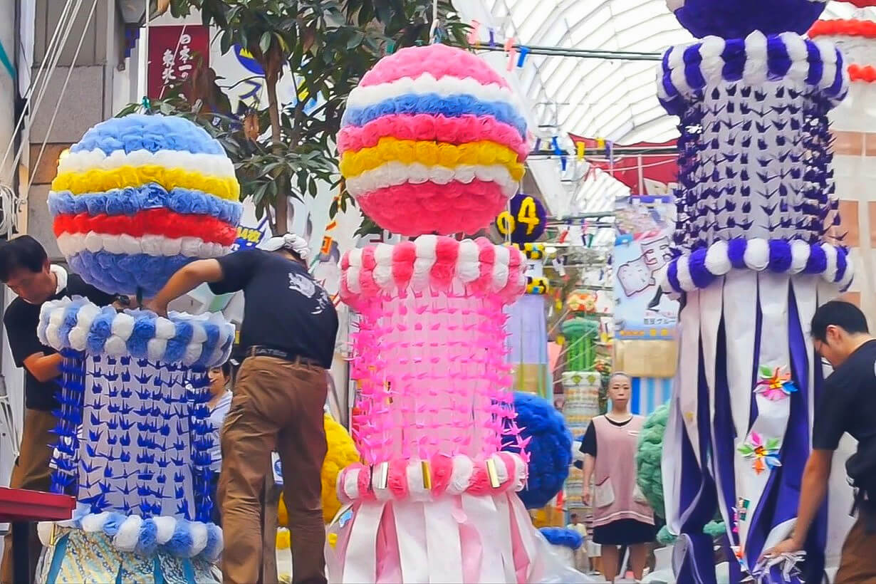 日本一の七夕にうっとり。鮮やかな吹き流しが街を染める「仙台七夕まつり」ことりっぷ