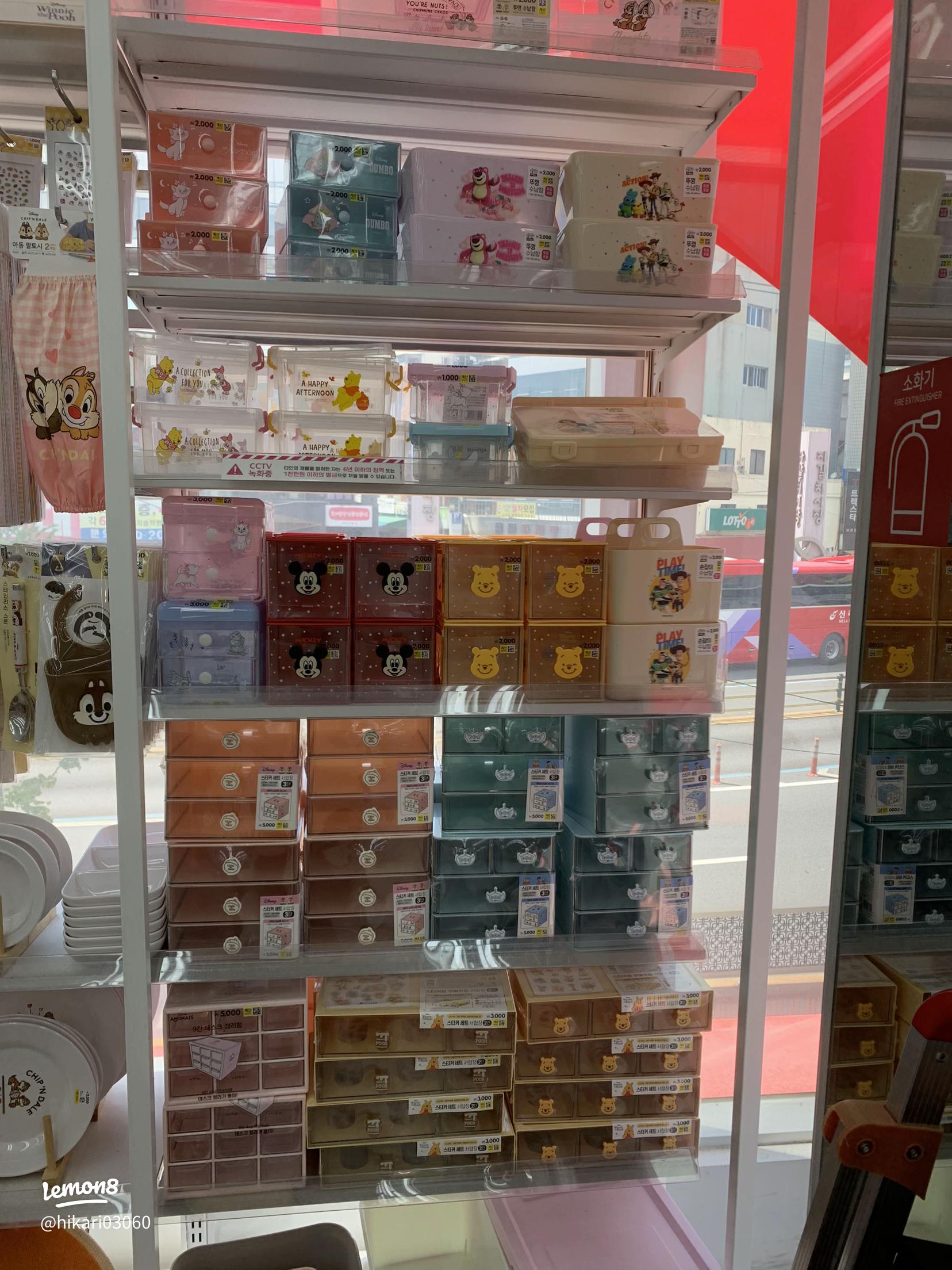 韓国 🇰🇷다이소韓国ダイソーで見つけた クレヨンしんちゃんのポーチ💕 サイズは2種類 透明で中見えるから旅行用に使えそう！パン作ってるのめっちゃ可愛い😭💓💓 ３つ購入🥺💕クレヨンしんちゃん韓国ダイソー韓国韓国クレヨンしんちゃんチャング다이소