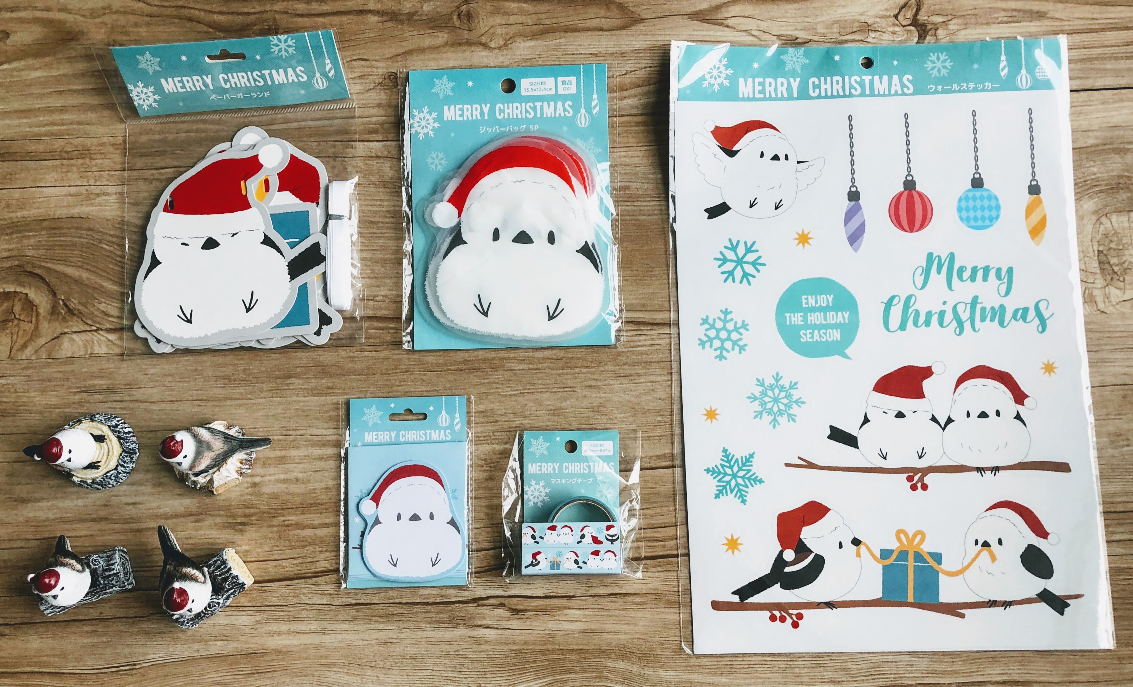 ダイソークリスマス飾り付けグッズ2020🎄☃️壁にデコレーションしてみた❗ * * ダイソークリスマス飾り付けグッズ * ガーランドや ウォールステッカー💖 * 可愛いの沢山あるよ😃 * 飾りのカラーを統一するとまとまるって * 今さら気づいたよ😅💦 * *詳しくはブログで紹介