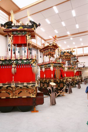 祭り屋台、無事に入れ替え 高山祭屋台会館 春の高山祭は１４日開幕岐阜新聞デジタル