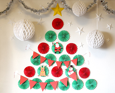 クリスマス製作とにかく簡単に作れるクリスマスツリーの製作です◡̈ 材料は100均で揃えられます♩ その他、先日から無料配布しているクリスマス素材と、販売中の模様画用紙も使って作っています！▷製作用アイテムのご購入は、 minneBASEから 「イロドリ用紙店