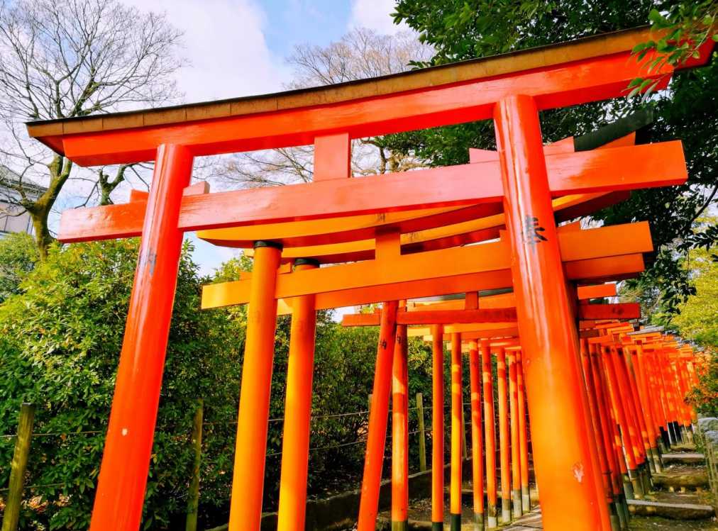 鎌倉 口コミで話題沸騰中！？恋愛運UPの神社があるって知ってた？, この投稿が気に入ったら『写真の右下の保存ボタン』をタップしておくと、,また見たい時にすぐに探すことができます☺️💕 *Kamakura******************* 鎌倉の源氏山の上にある、,縁結びの神さまで有名な神社があるの知ってた？？, 銭洗弁財天までいったなら、, ここにも行かなきゃ。,