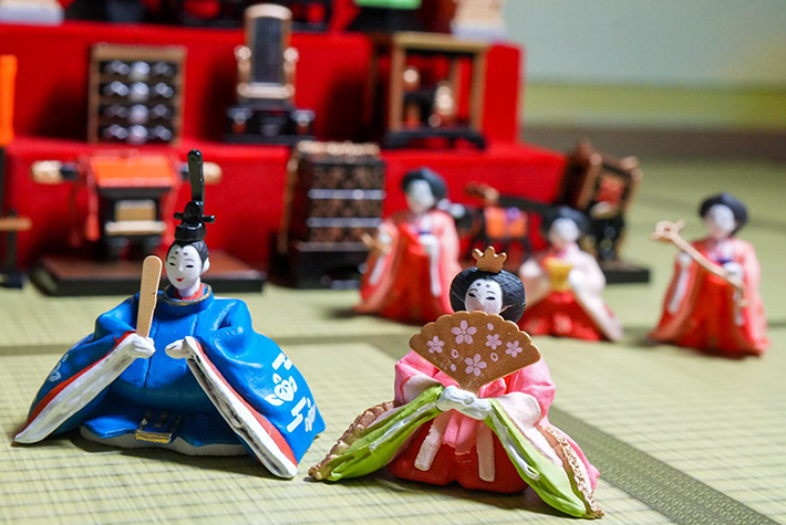 三人官女の並べ方と持ち物 – 真多呂人形博物館