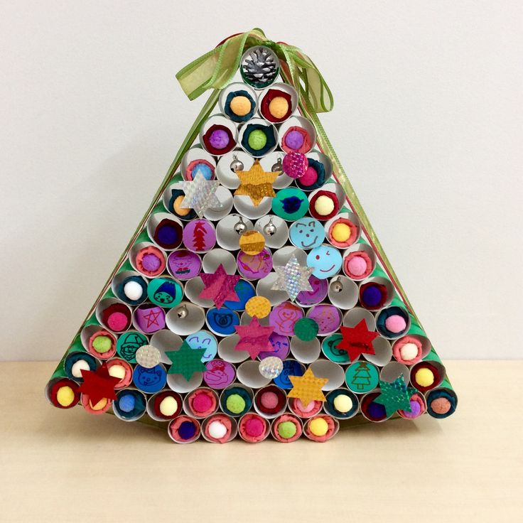 ポポラセンター北 のひろばには、クリスマスを感じる作品がいっぱい！トイレットペーパーの芯で簡単に作れるよ。作り方を知りたい人は、ポポラのスタッフまで～、是非見に来てね♪都筑区未就学遊び場ひろばクリスマス工作トイレットペーパー芯ポポラ