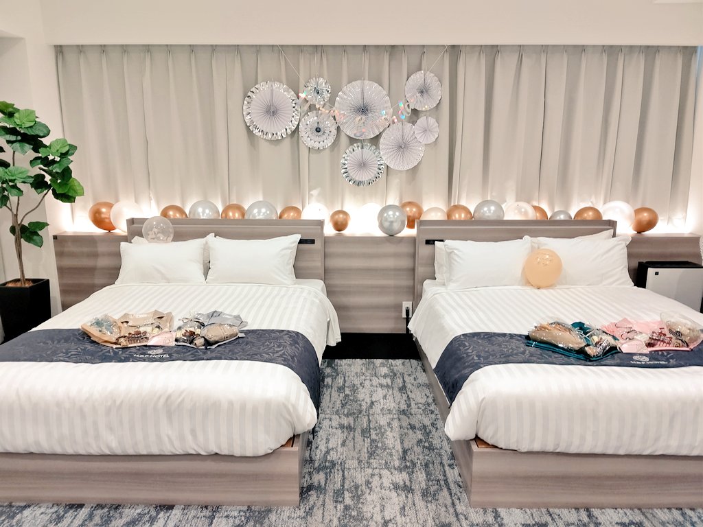 Amazon.co.jp:KMBIGNK誕生日 飾り付け 150*130 風船 バルーン バースデー 飾り パーティーグッズ インテリア背景布 多機能 ライブ背景 祝い ファブリック装飾用品 リビングルーム カラー ベッドルーム 部屋 寝室 寮 写真背景 壁面装飾 個性プレゼント :ホーム＆キッチン