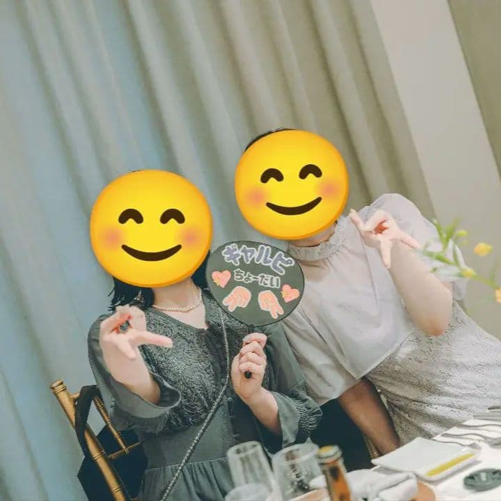 アイドルのコンサートで使われる「ファンサうちわ」を結婚式の席札にするアイデア💛💙💚💜 新郎新婦が入場するときに 「指ハートして♡」などファンサ が書かれたうちわを振ってもらえば 披露宴がさらに盛り上がります🫶 お写真は、 1～5枚目： @rmc_wd さん 6～8枚目