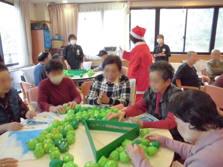 老人ホームでのクリスマス会の出し物13選盛り上がるゲームや飾りつけの方法を紹介サービス付き高齢者向け住宅の学研ココファン