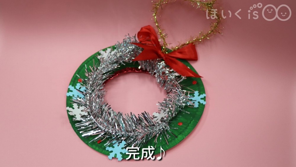 クリスマスリースの作り方：紙皿と毛糸で手作り工作