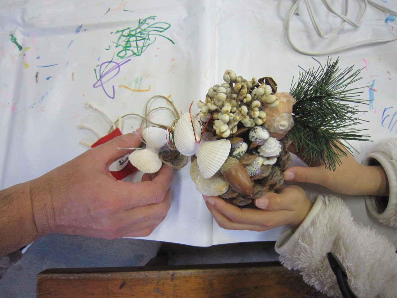 折り紙レク トイレットペーパー芯と松ぼっくりで作るお正月飾り折り紙扇子やお花紙も飾り付けます