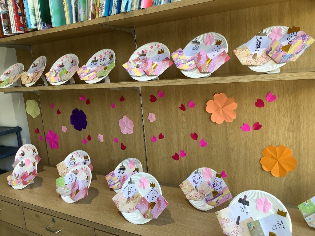 ひな祭りの準備 撮影会 ☆デイサービス銭形 本日はデイサービス銭形でひな祭りの準備の様子をUPします！♡ 節分が終わって、次はひな祭りの準備！ デイ では先週からひな祭り撮影会開催中。 写真を撮りながら周りの方々も『かわいい〜』と声をかけて下さり楽しい撮影会で