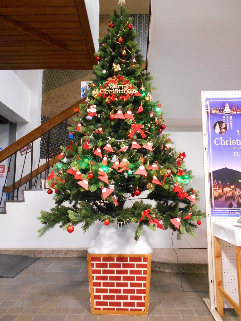 ホーム・アローン1990では、ケビンはクリスマスの日に誰もいない家に起きただけでなく、サンタがいないことにも気づいたかもしれないね。彼が置いていったミルクとクッキーは食べられなかったし。: r MovieDetails