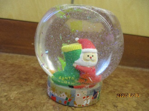 どんぐり・スノードーム❄️☃️ どんぐりを絵の具で🎨色付け ちゃーんと、スノーパウダーまで ついていてビックリ😳とても可愛く出来ていました ＾ν＾トナカイのツノは マツボックリ手作りスノードーム 冬製作物サンタ トナカイ スノードーム保育製作１２月