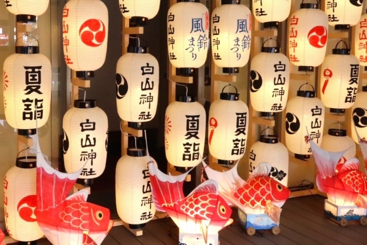 感染者急増につき屋台の出店を取りやめます。 風鈴も規模縮小致します。 ７月１８日 月 まで白山神社夏まつり ということで、ぽっぽ焼きやりんご飴を始め、様々な屋台が出るとご案内しておりました。 感染症対策として 屋台の飲食物はテイクアウト限定とし、 飛沫感染