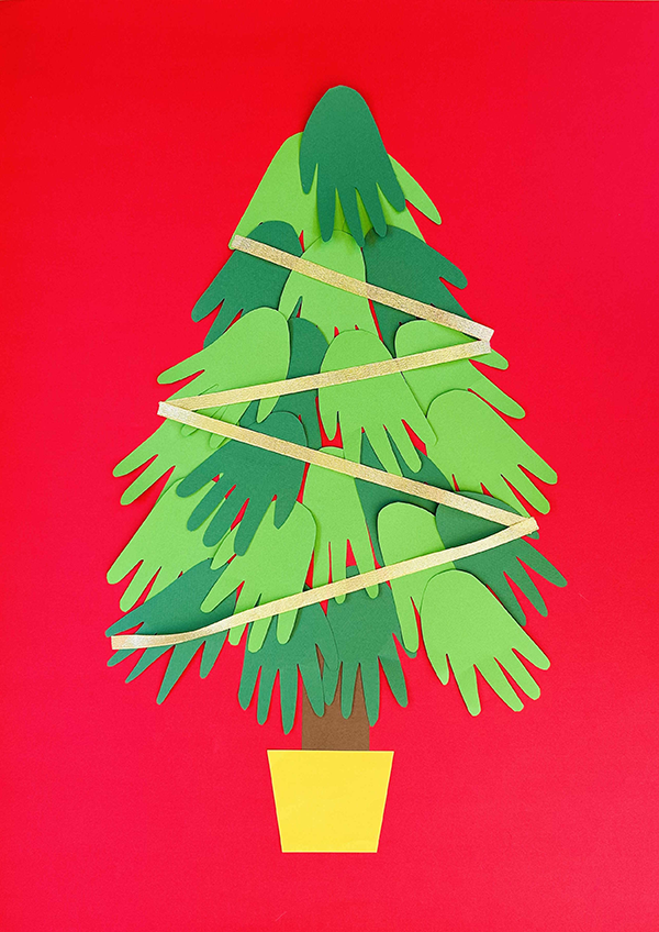 momonoheya_hoiku 💗クリスマスの手形&足形アート💗 小さくてかわいい手形&足形がクリスマスアートに🎄 ツリーのシール貼りは、大きめのシールを使えば子どもたちができるかな😊💭ぜひ作ってみてね💗 ♡その他の製作遊びはこちら♡ @momonoheya_hoikuももの部屋 保育園