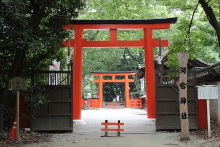 下鴨神社で受けた末社、相生社 あいおいのやしろ と、摂社、河合神社の御朱印。『ベルサイユのばら』で知られる漫画家、池田理代子さんが描いた紫式部 相生社の 御朱印 と、玉依姫命 たまよりひめのみこと河合神社の御朱印 がデザインされています。明日5 15は