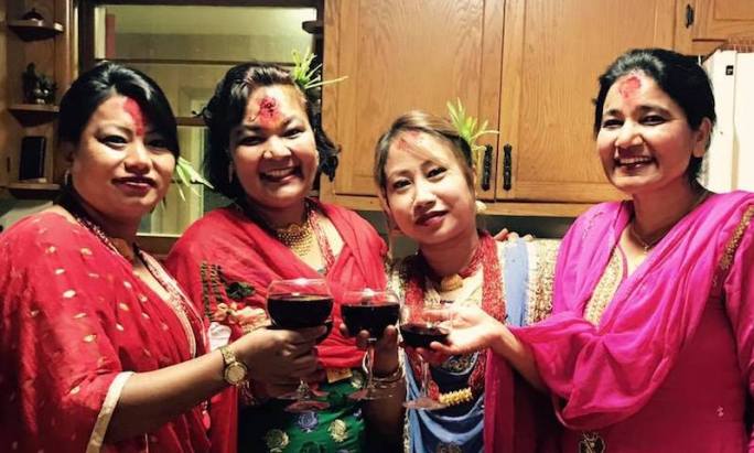 アジア, お祝い, お祭りの雰囲気, カルチャー, コスチューム, コミュニティの集まり, スマイル, ネパール, ネパールの女性, ネパール文化,ネパール祭り, ハッピー, ファッション, ポージング, ほほえむ, ライフスタイル, 人, 伝統, 伝統的, 伝統的なドレス, 伝統的な