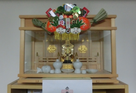 栗駒建業 - ⛩神棚の🎍正月🎍飾り完了 左右のアクセントに招き猫😸を置いてみましたFacebook