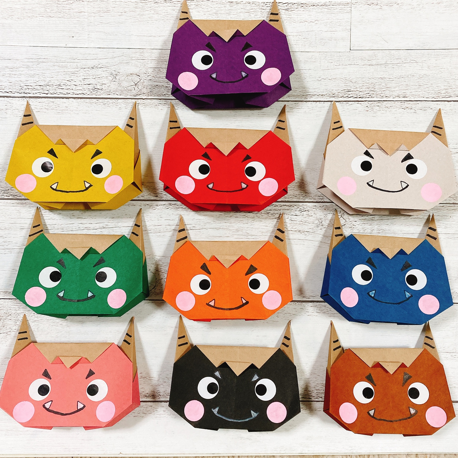 2月の製作です✨ 👹豆まきバッグ👹 子どもが手を加えたのは ・お絵かき 顔・糊付け 角、黒い模様です😊こちらは、2歳児と一緒に作りました✨ 豆の代わりにカラーボールを投げるので、大きいバッグを作りました👜保育士 幼稚園教諭 幼稚園の先生 保育園の先生 0