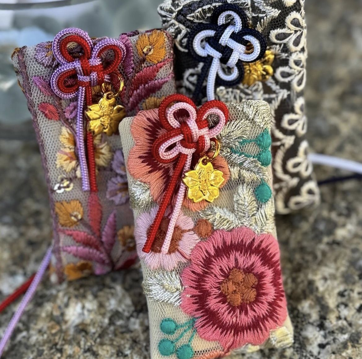 多治速比売 たじはやひめ 神社 tajihayahime-jinjaいよいよ本年も残すところ、あと3日となりました。昨年の正月にはございませんでした、新しいお守りをご紹介いたします。 レース生地を使用しており、当神社の社紋である🌸桜花を編み込んだオリジナルデザインの