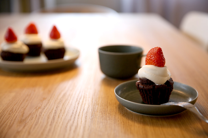 嬉しいおもてなし❤️ 機内でバレンタインチョコレートを頂きました💗 大阪✈︎✈︎✈︎札幌伊丹札幌jal2022年2月13日jal2019便機内サービスバレンタインチョコフライト中関西旅行感謝ありがとうございます