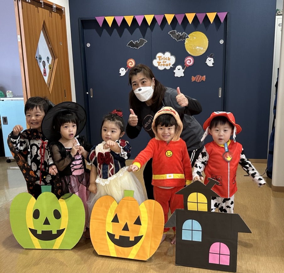 リーガロイヤルホテル広島 ハロウィン期間限定メニュー・装飾。ブラックなビュッフェメニューや怪しげな夜を演出するカクテルなど期間限定メニュー登場。 フォトスポットではSNS映えする写真撮影も楽しめる。株式会社ロイヤルホテルのプレスリリース