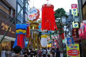 七夕まつり 川口駅東口、夏の風物詩 ふじのいち商店街七夕まつりの様子です