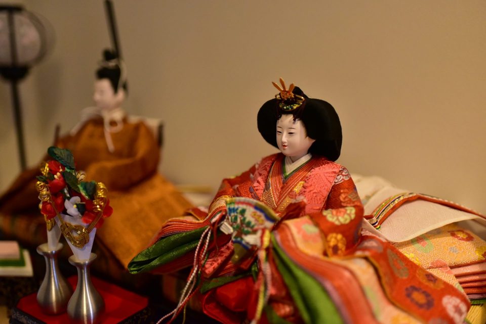 Amazon.co.jp: 雛人形 コンパクト 陶器 小さい 可愛い ひな人形 錦彩花かざり雛 三段飾りミニチュア 初節句 お雛様 おひな様 雛飾り: おもちゃ