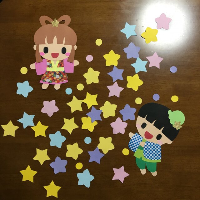 七夕壁面飾り 季節を楽しむ かわいい切り紙」より 『七夕の壁面飾り⭐️』 織姫と彦星、天の川の星を切り紙で✨ 金銀の星がとっても豪華🌟キラキラ✨「季節を楽しむ かわいい切り紙」 うえはらかずよ 著日東書院本社より 2024年2月16日発売❗️ ¥1760 税込みおかげ様